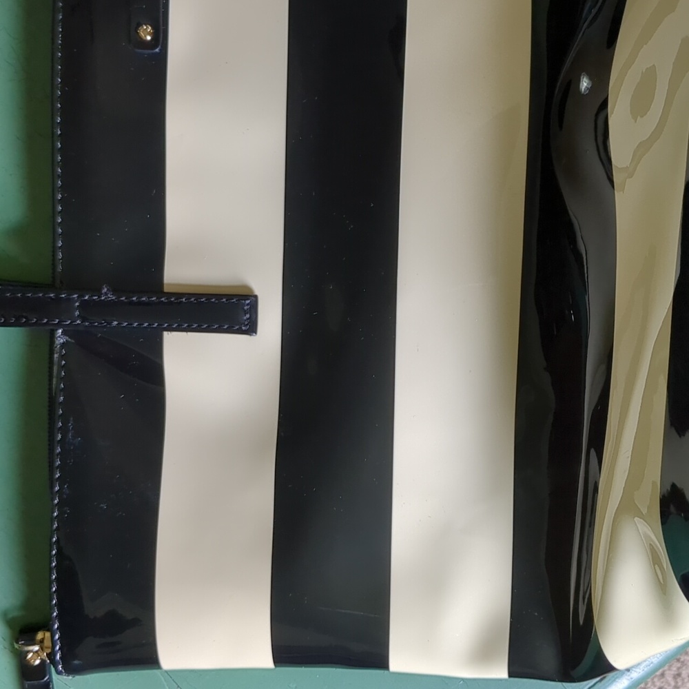 KATE SPADE BLACK & BEIGE PATENT LEATHER BAG - Picture 14 of 16